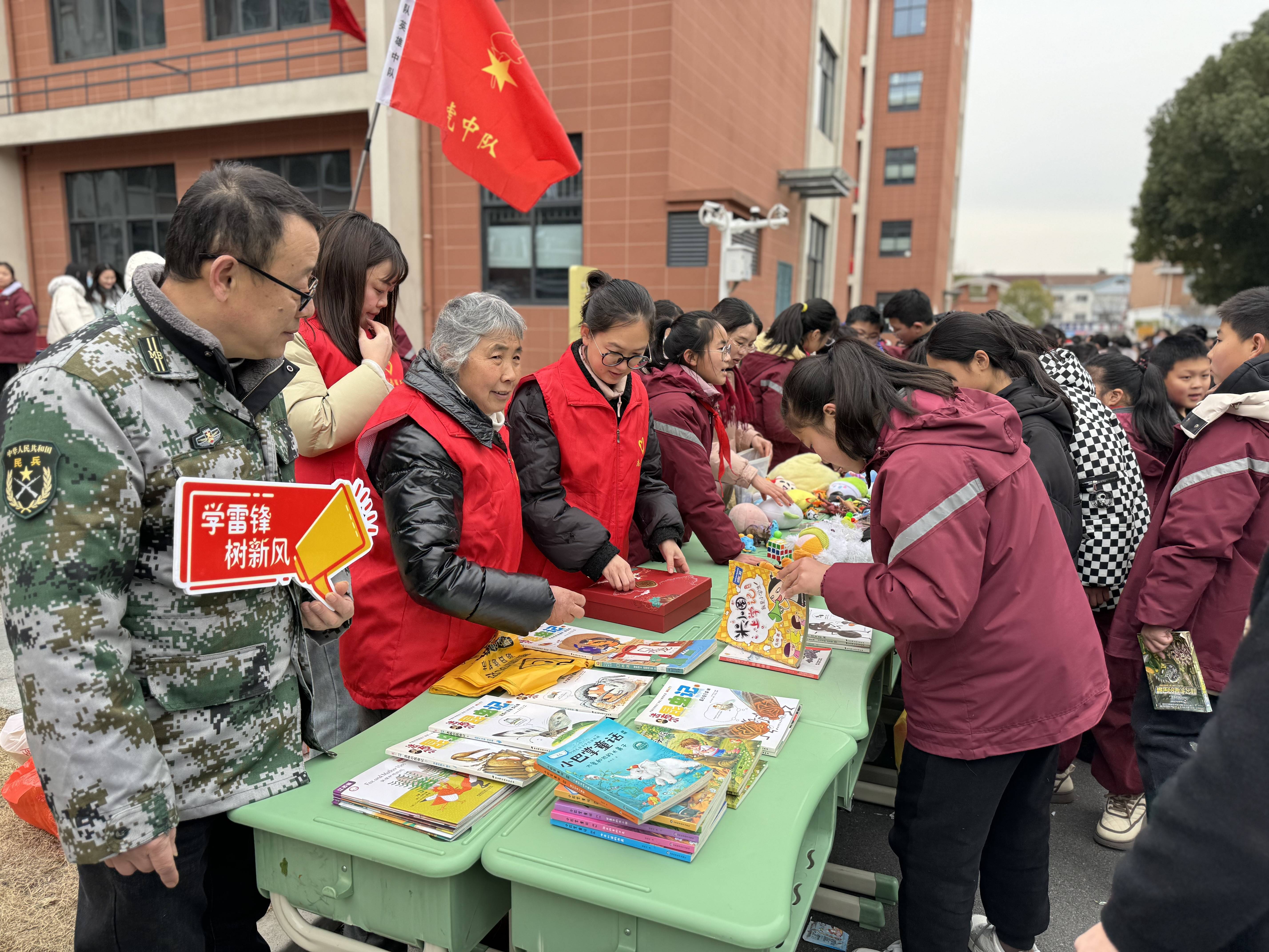 学雷锋志愿服务集市活动