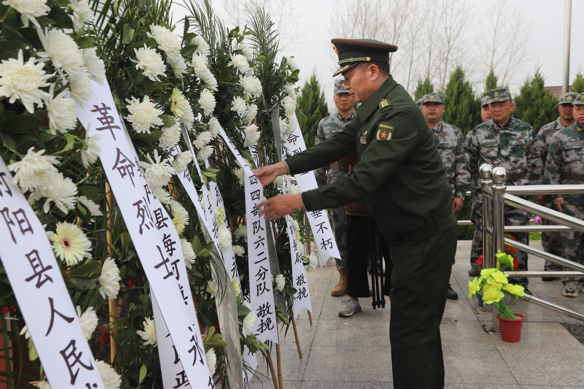 射阳县人武部政委严乾龙在烈士墓前花篮锊授带