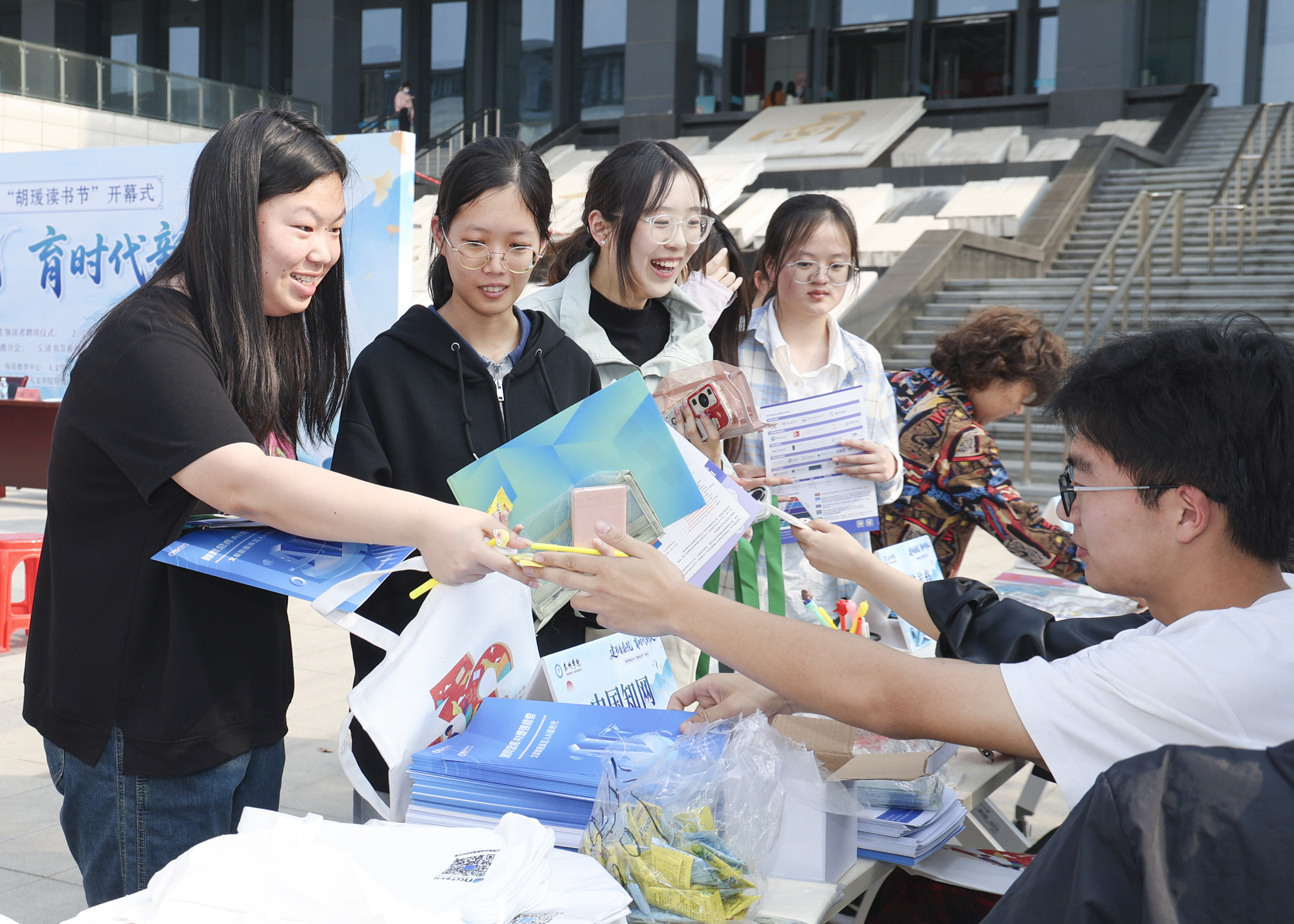 摄影:方雨婷 魏鹏