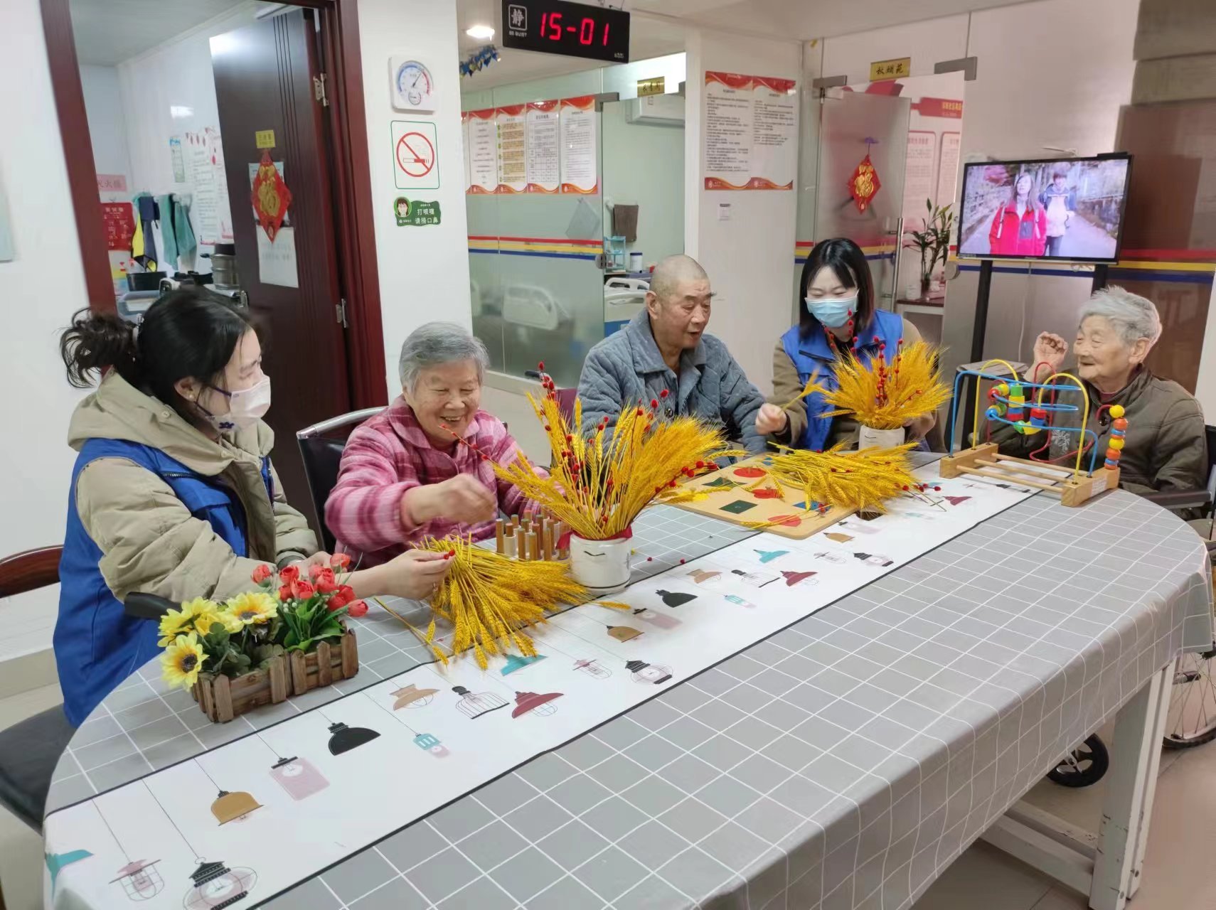 社区网格员来到居家养老服务中心，为老年居民们提供服务。