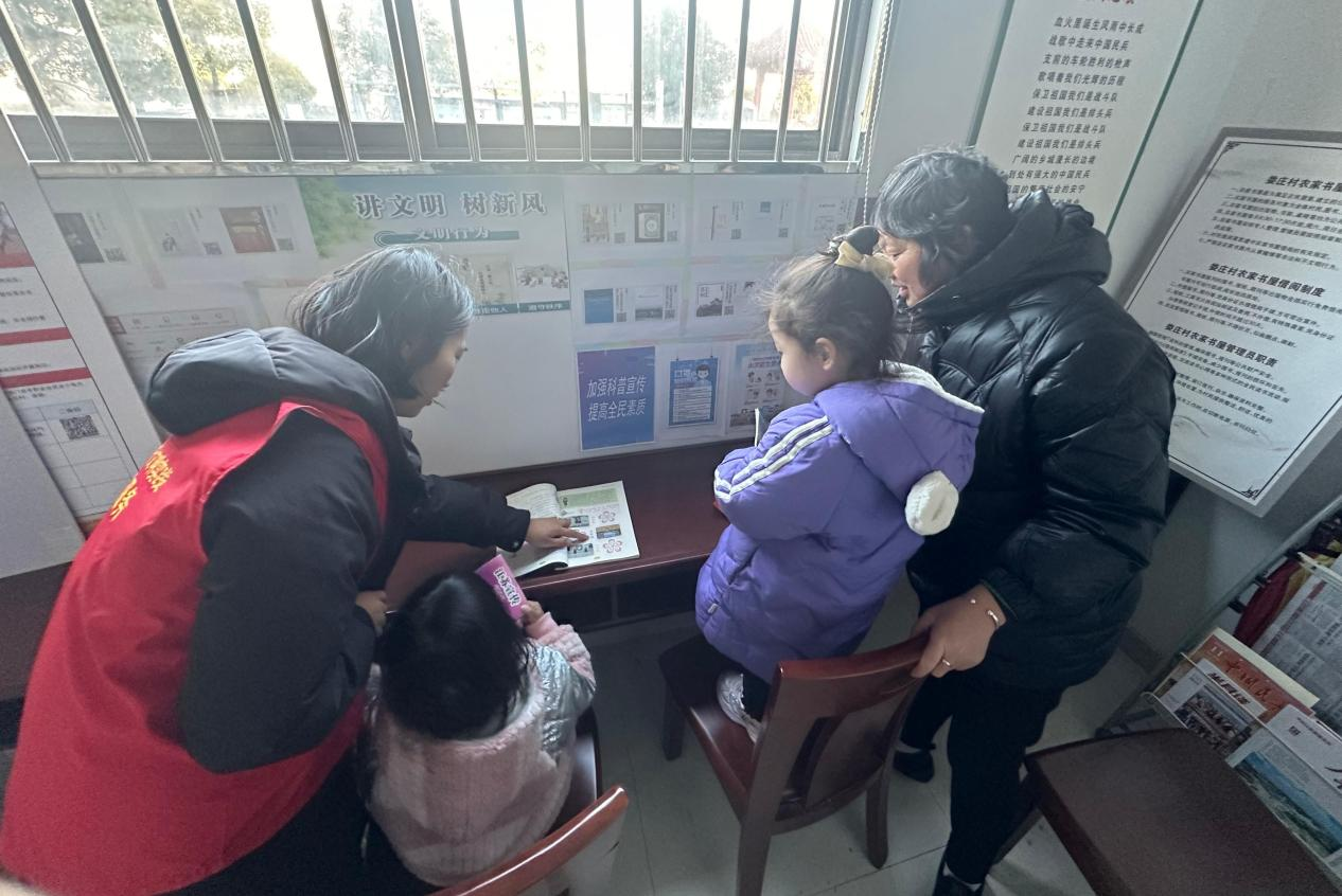 家长和孩子们一起阅读绘本