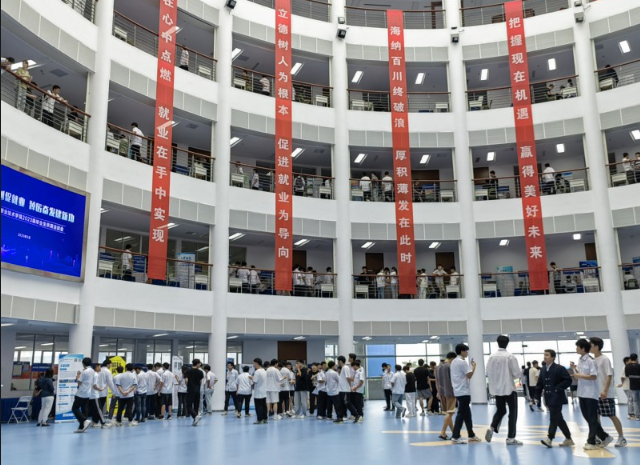 学校举办招聘会